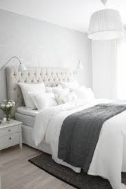 Gestalten sie eine dunkle akzentwand im kleinen schlafzimmer. Weisses Bett Ein Guter Freund Im Schlafzimmer Interieur Dormitorios Decorar Dormitorio Matrimonio Decoraciones De Dormitorio