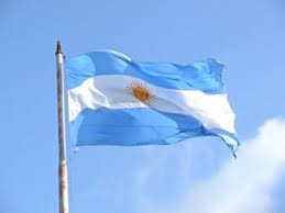 La bandera argentina fue creada por manuel belgrano y enarbolada por primera vez el 27 de febrero de 1812, en rosario, provincia de santa fe, donde hoy reside el inmenso monumento a la bandera. Hacemos Una Bandera Argentina Para El 25 De Mayo Youtube