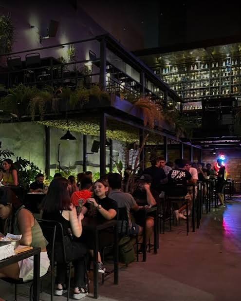 6 Monos Bar