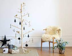 Jika ranting terlalu mini untuk dijadikan opsi pengganti pohon natal, sepertinya ide ini lebih cocok untuk anda. 15 Inspirasi Pohon Natal Minimalis