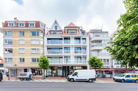 Le gérant de la ciboulette à knokke fait passer un message clair sur la vitrine de son restaurant. Immo Deva Real Estate Knokke