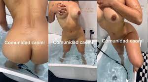 Caomi tomando una ducha desnuda