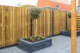 een moderne tuinafscheiding met deze lichtgewicht betonpalen schutting in gaderotv 121 laat ronny zien hoe je deze schutting recht p schutting plaatsen tuin
