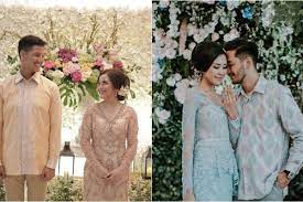 Acara tunangan digelar untuk mengikat janji suci di antara pasangan kekasih. 12 Inspirasi Kebaya Couple Buat Tunangan Serasi Memesona
