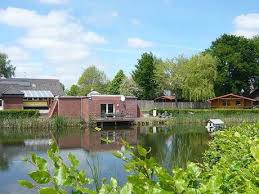 A kemping területén a kempingben friss pékáru kapható. Ostfriesland Campingplatz In Timmel Grossefehn