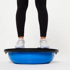 she stand on a ball whit her balance to don't fall