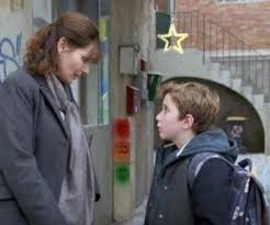 La série, créée en 2004, suit le quotidien des habitants du mistral, quartier fictif se situant à marseille, entre vie personnelle, intrigues policières et sociétales. Plus Belle La Vie Saison 14 Replay Plus Belle La Vie Saison 12 Episode 2909 Plus Belle La Vie Emissions De Tele Actrice