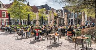 De bovengrens van honderd personen wordt alléén losgelaten als de uitbater bezoekers vraagt of ze gezondheidsklachten hebben. Horecabazen Blij Met Nieuwe Versoepelingen Hier Kunnen We Wel Wat Mee Regio Destentor Nl