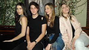 Anwar hadid wears an intarsia cardigan sweater from prada for vogue hommes paris. Bella Und Gigi Hadid Kennen Sie Ihre Schwestern Marielle Und Alana Leute Bild De