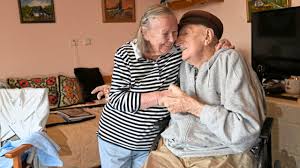 Seit 75 jahren stecken dieselben goldenen eheringe an seit 75 jahren stecken dieselben goldenen eheringe an den fingern von karl (99) und maria dauth (97) aus hanau. Berliner Paar Feiert Kronjuwelen Hochzeit Hand In Hand Seit 75 Jahren Berlin Bild De
