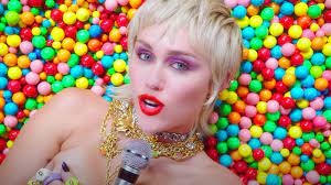 Midnight sky is a song by american singer miley cyrus, released on august 14, 2020, by rca records as the lead single from her seventh studio album plastic hearts. Die Wahre Bedeutung Von Miley Cyrus Mitternachtshimmel News24viral