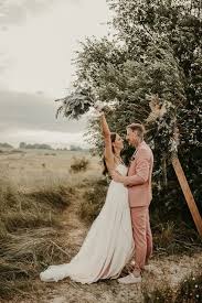 Traditionelles anhängsel an die hochzeit sind die flitterwochen, in die die meisten paare direkt nach der feier entfliehen, um die ersten tage als mann und frau voll und ganz in trauter zweisamkeit zu. Hochzeit Mal Anders Feiern Unkonventionelle Strandhochzeit Mit Zirkuszelt Strandhochzeit Kleine Hochzeiten Hochzeit