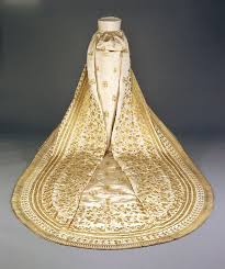 Das hochzeitskleid sissis aus dem heimatfilm mit romy schneider prägt noch heute die vorstellung einer jeden braut vom perfekten traumkleid. Hochzeitskleid Sissi Mythos Kaiserin Elisabeth