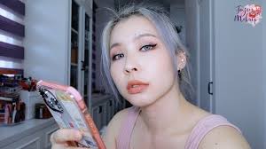 我知道很多美眉 无论新手老手 都会有画猫眼/欧美眼线不平均的问题 包括我自己🤫, 今天要跟你们分享 @flaura.official 的stamp  liner 哪怕手再残再抖也可以画出很妖艳和平均的欧美眼线了😏, 这支眼线笔有brush liner和stamp liner, 方法很简单  就像影片那样 我会先用stamp liner 然后再用brush liner填补空洞 是不是非常easy咧🥱, ...