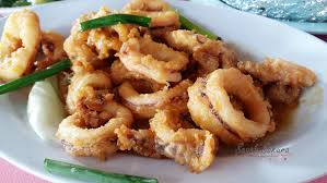Restoran todak é um típico restaurante de frutos do mar chinês de estilo kelong, que curiosamente coloca as palavras orang asli entre colchetes após seu nome. Makan Seafood Di Restoran Todak Orang Asli Sunah Suka Sakura