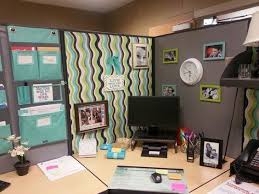 23 Ingenious Cubicle Decor Ideas To Transform Your Workspace Homesthetics Inspiring Ideas For Your Home Cubicle Decor Office Work Office Decor Work Desk Decor