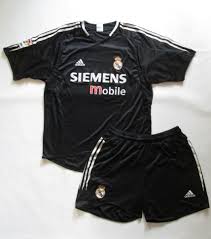 The jersey was the goalkeeper's jersey for the 2003/04 season, largely worn by spanish goalkeeper iker casillas, one of the madrid club's legends. Real Madrid 2004 Kit Cheap Online