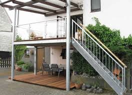 Terrassenanbau Mit Gerader Treppe Sowie Gelander Mit Glasfullung Verzinkt Balkon Bauen Balkon Haus Balkonanbau