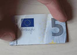 Wenn sie ihren schein / ihre geldscheine zu diesem anlass noch ein wenig in form bringen möchten, haben wir ihnen verschiedene anleitungen zusammengetragen. Herz Aus Geld Falten Anleitung