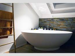 Gestalte mit unseren tipps zur dekoration deine badewanne ganz einfach zur. Badezimmer Ideen Mit Freistehende Badewanne Barletta Aus Mineralguss Badewannen Aufsatzarmaturen Synergie 132