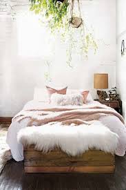 This includes a leaf garland, fall sign, pumpkins, throw in a basket and even the clock on night stand — all sourced from @oldtimepottery. 25 Insanely Cozy Ways To Decorate Your Bedroom For Fall
