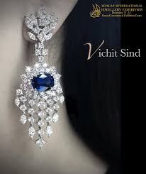 vichit sind هي شركة مقرها تايلاند ومصدرة للمجوهرات الجميلة من عيار 18 قراط وتشمل التصاميم الخاصة بها أربع قطع من المجوهرات المطابق jewelry sapphire ring rings