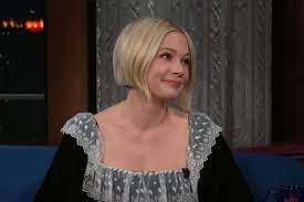 Michelle Williams tenta encontrar equilíbrio após ser mãe pela terceira vez