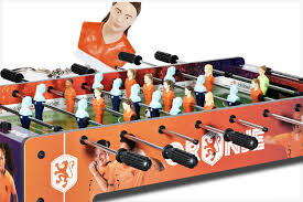 In 2001, she became the first dutch footballer to gain 100 caps. Tafelvoetballen Met Blokker En Oranje Leeuwinnen Promz