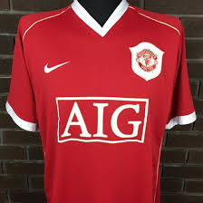 In premier league il manchester united arriva secondo (83 punti) dietro al chelsea (91 punti), accedendo alla fase a gironi della champions league. Naherer Blick Nike Manchester United 2006 07 Heimtrikot Nur Fussball