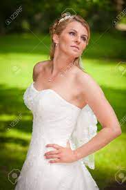 ストラッ プレスのドレスでかなり巨乳の花嫁を見上げてください。の写真素材・画像素材 Image 15587386