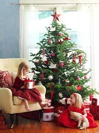 La décoration sapin de noël crée une atmosphère magnifique et elle est absolument indispensable pour tout ceux qui veulent décorer la maison pour la fête. Decoration Du Sapin De Noel Dans Le Style Traditionnel