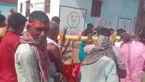 मसौढ़ी में हनुमान की प्रतिमा के प्राण प्रतिष्ठा से पहले निकाली गई कलश यात्रा,  महिलाओं ने मूर्ति को डोली में रखकर गांव का भ्रमण कराया - Kalash ...