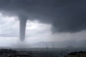 Tornadoes occur in various sizes and most of them are so small that their effects are negligible. Tornados Wie Forscher Das Unhorbare Horbar Machen