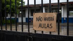 Autoridades confirmaram o fechamento de todas as escolas no próximo mês: não haverá aulas na pré-escola, no ensino fundamental ou no ensino médio