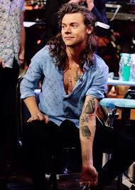 Harry Showing Off His Tattoo On The Late Late Show With James Corden December 2015 Harry Styles Tattoos Style Harry Styles