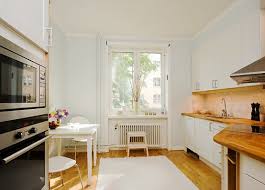 The floor is laid with hardwood, and the walls are painted pink. 60pttqxdlxsjtm