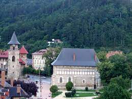 Municipiul piatra neamt se afla in centrul judetului, pe malurile raului bistrita, mai exact la iesirea acestuia dintre munti, la confluenta cu paraul cuejdiu. O Plimbare Prin Piatra Neamt I Tour Proiect NaÈional De Promovare TuristicÄ