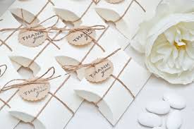 Scatoline a forma di cuore realizzate in plexiglass trasparente, con fondo e coperchio, semplici, ideali da adornare e decorare per bomboniere matrimonio fai da te. 60 Anni Di Matrimonio 8 Idee Per Celebrare Le Nozze Di Diamante