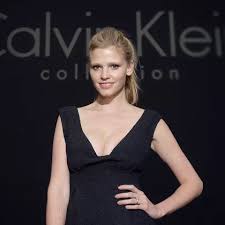 Jul 19, 2021 · lara stone and david grievson on their wedding day the elegant dress was very different, however, from the one she wore when she tied the knot with david walliams. Lara Stone Aktuelle News Infos Bilder Bunte De