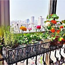Balkon Saksisi Modeli Icin Alan Tasarrufu Saglayan 26 Ornek Fikir Tv Balkon Bitkiler Balkon Cicekleri Saksi