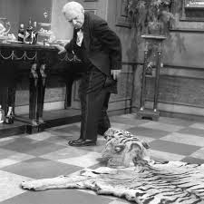 Dazu trinken miss sophie und ihre gäste sherry extra dry, weißwein, champagner und portwein. Dinner For One Plane Fur Nachlass Von Freddie Frinton Liegen Auf Eis Der Spiegel