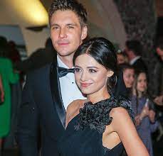 Od tamtej chwili zakochani opublikowali kilka wspólnych,romantycznych zdjęć i razem pojawili się również na prezentacji jesiennej ramówki. Adriana Kalska I Mikolaj Roznerski Wzieli Slub Spojrzcie Na To Zdjecie Party Pl