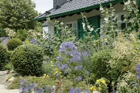Bepflanzter Vorgarten Im Bauerngarten Stil Naturgarten Vorgarten Garten