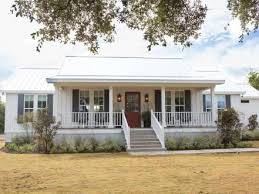 Fixer Upper Season 4 Finale Front Fixer Upper House Farmhouse Exterior Fixer Upper