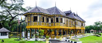 The concept of having an exclusive malay college for the prior to the construction, the sultan resided at istana kenangan which has been transformed into muzium diraja (royal museum). Muzium Diraja Kuala Kangsar Andri