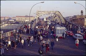 Explore an array of bornholmer straße station, berlin vacation rentals, including houses, apartment and condo rentals & more bookable online. Berliner Mauer Fotos Gust Bornholmer Strasse F 023578 Stiftung Berliner Mauer