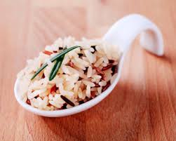 Beras merah juga kaya akan kandungan serat yang bermanfaat untuk menurunkan kolesterol. 7 Alasan Memilih Beras Merah Untuk Diet Ketimbang Beras Putih