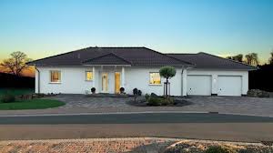 Die integrierte garage mit carport fügt sich optimal in das erscheinungsbild des neubaus ein. Fingerhut Bungalow Weiss Verputzt Mit Schwarzem Walmdach Doppelgarage Haus Bungalow Fertighaus Bungalow Haus