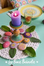 Bemalte Steine Mit Bluten Mustern Und Mandalas In Vielen Bunten Farben Eine Tolle Deko Fur Balkon Und Ga Kleine Geschenke Basteln Steine Bemalen Selbermachen