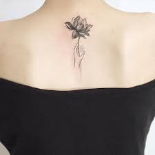 65 Tatuagens De Flor De Lotus As Melhores Fotos Na primeira foto temos uma inspiração de tatuagem feminina para quem ama viajar, na segunda uma flor em linhas finas na costela, na terceira tatuagens entre irmãs de flor de lótus em linhas finas, na quarta temos um. 65 tatuagens de flor de lotus as